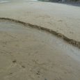 Le sable creusé par l'eau de façon différente des